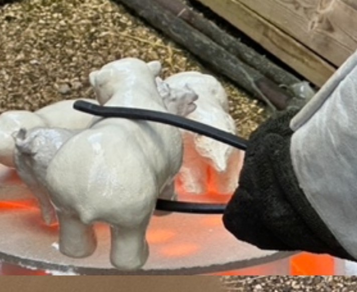 Image de cuisson de poterie raku