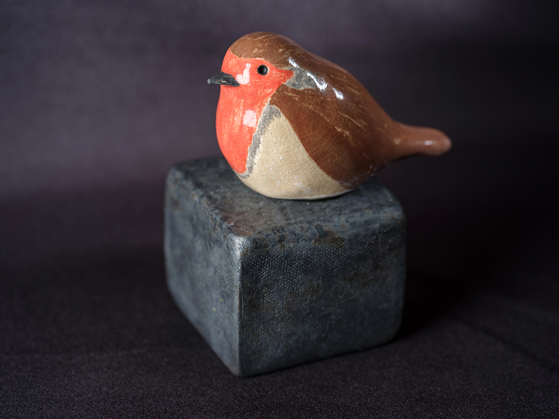 Oiseau modelé en grès cuisson raku.