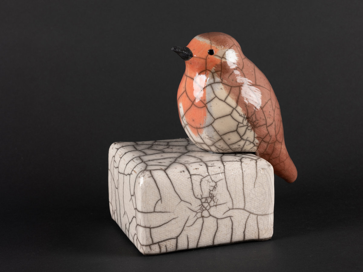 Rouge-gorge modelé en grès, émaillé, cuisson raku. Socle en grès enfumé.