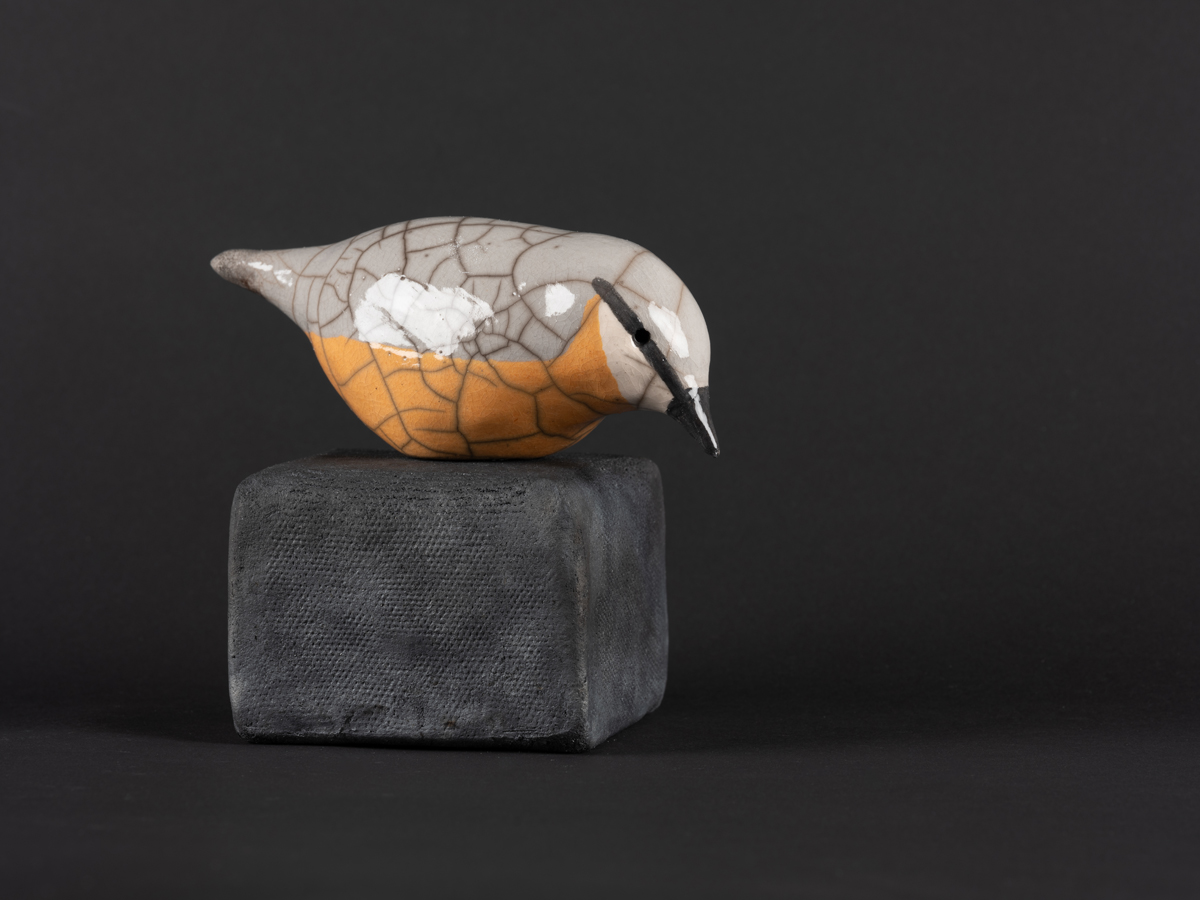 Sittelle modelée en grès, émaillée, cuisson raku. Socle en grès enfumé.