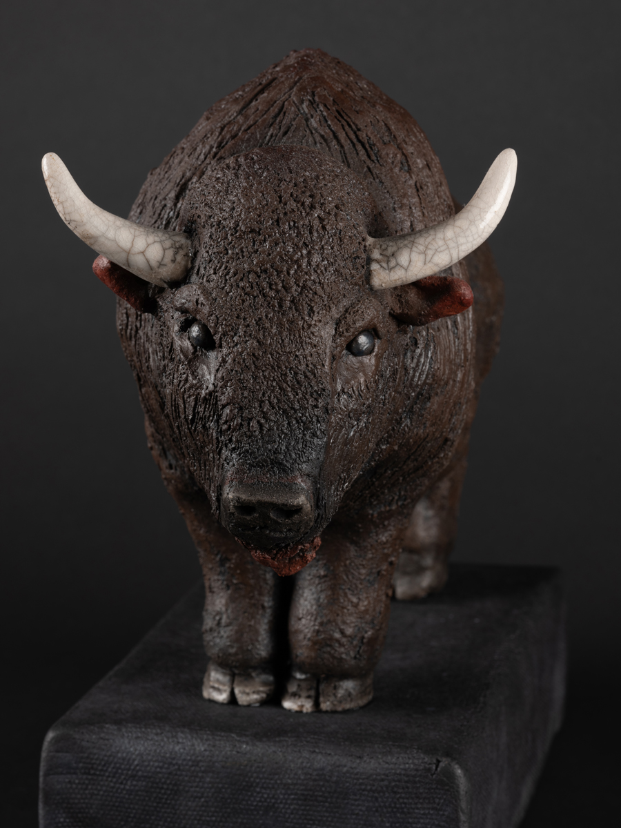Bison modelé en grès, émaillé, cuisson raku. Socle en grès enfumé.