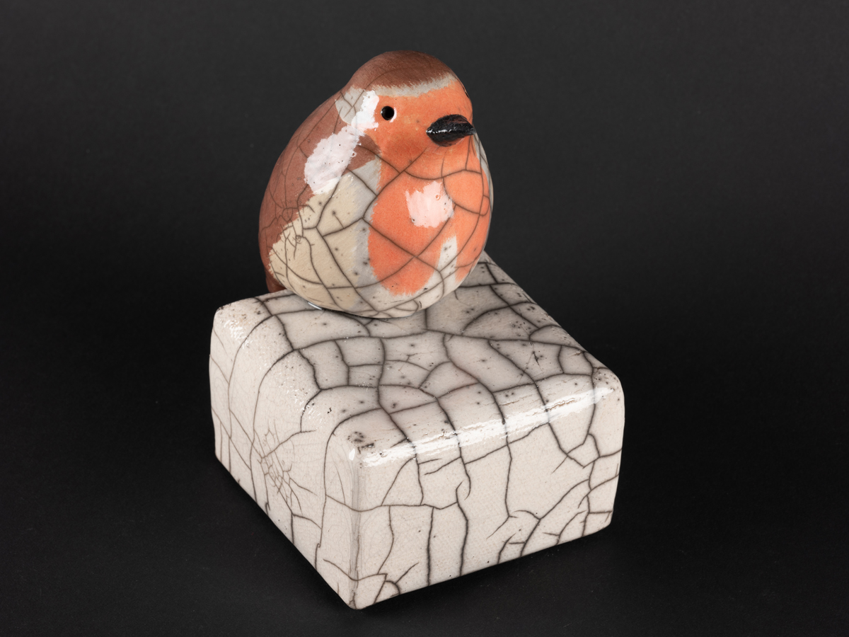 Rouge-gorge modelé en grès, émaillé, cuisson raku. Socle en grès enfumé.
