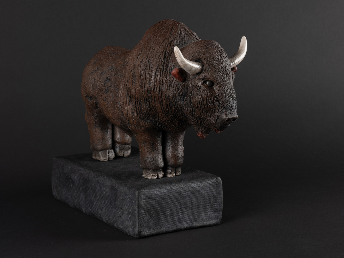 Bison modelé en grès, émaillé, cuisson raku. Socle en grès enfumé.