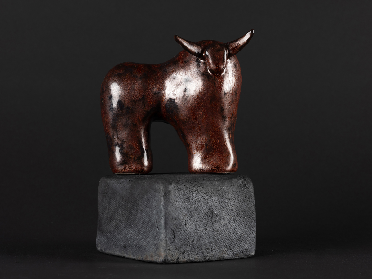 Taureau modelé en grès, emaillé. Socle en grès enfumé.