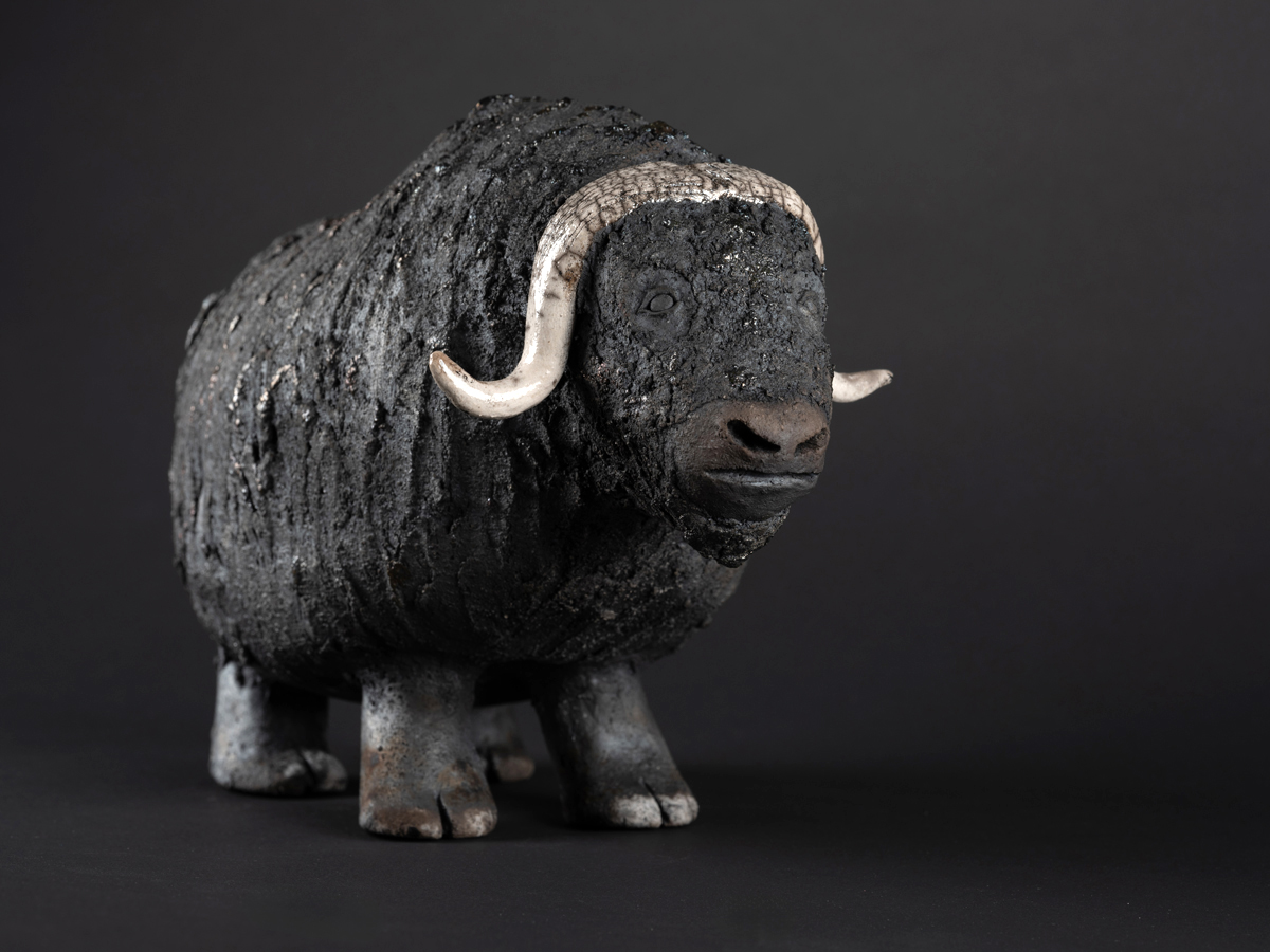 Buffle modelé en grès, émaillé, cuisson raku.