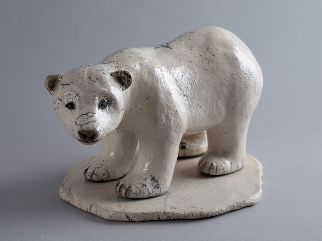 Ours blanc modelé en grès, cuit au Raku.