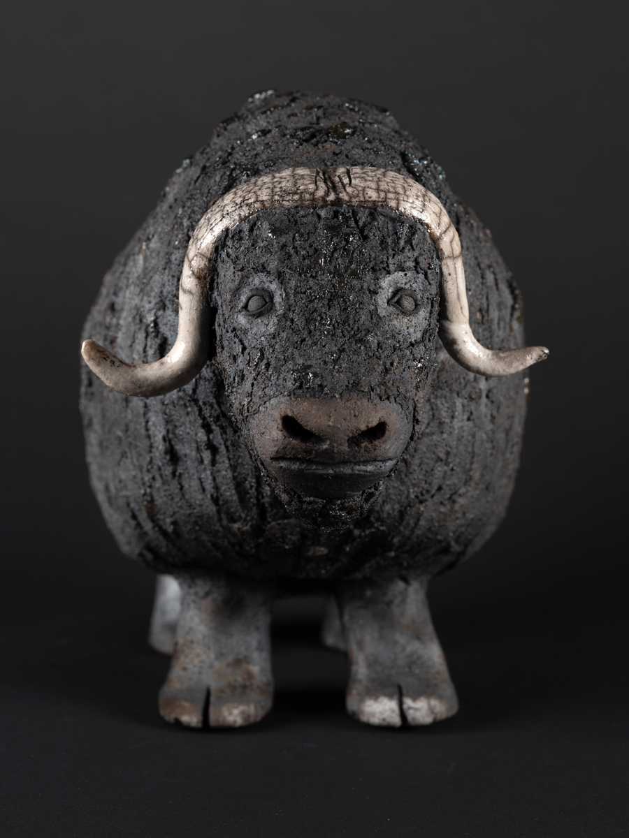 Buffle modelé en grès, émaillé, cuisson raku.