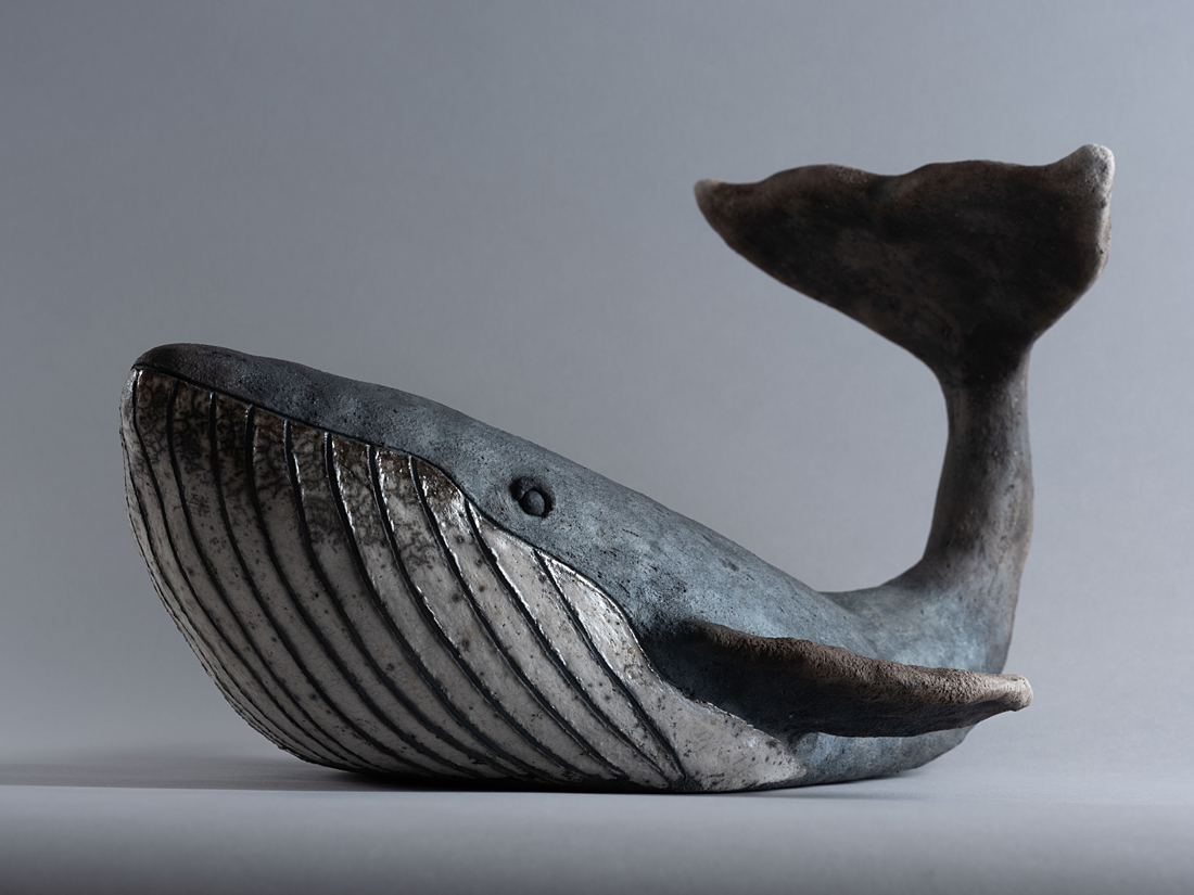 Baleine modelée en grès, cuite au Raku.