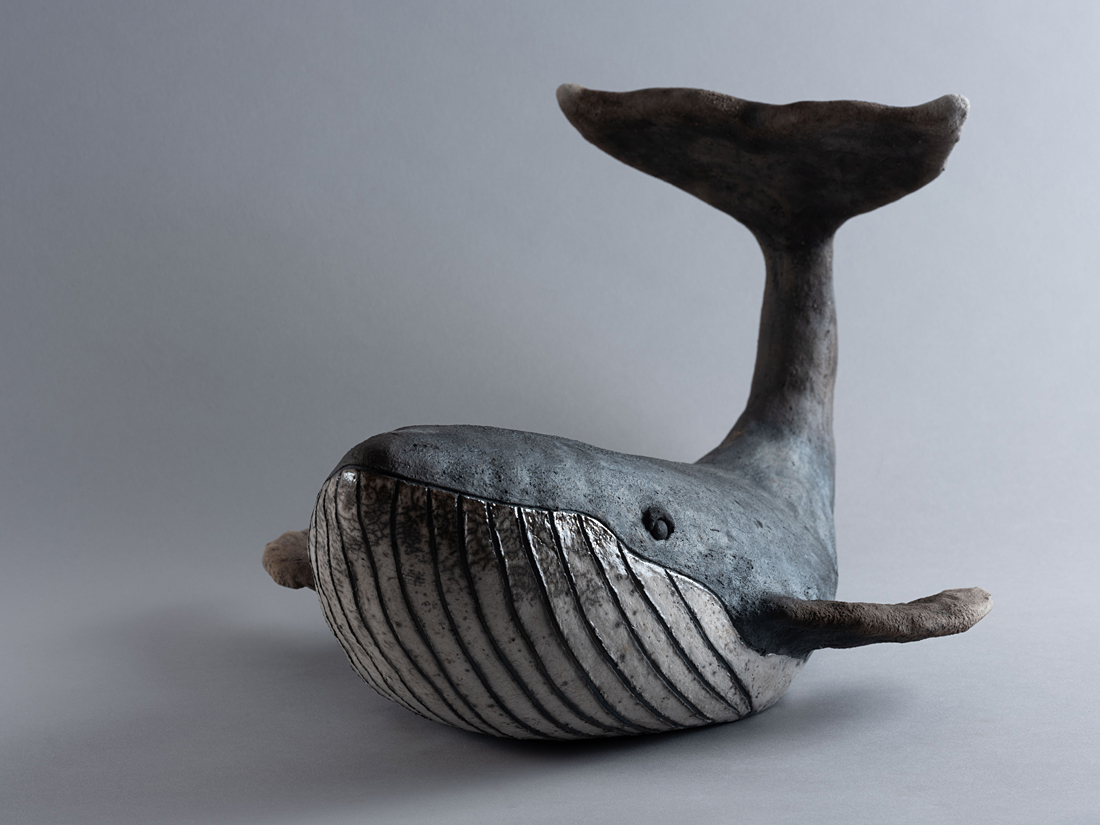 Baleine modelée en grès, cuite au Raku.