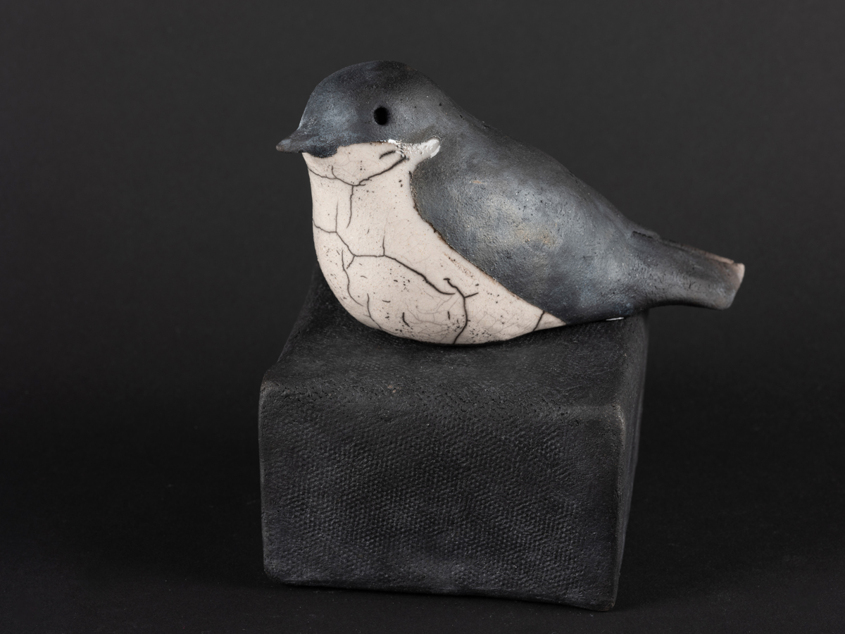 Hirondelle modelée en grès, émaillée, cuisson raku. Socle en grès enfumé.