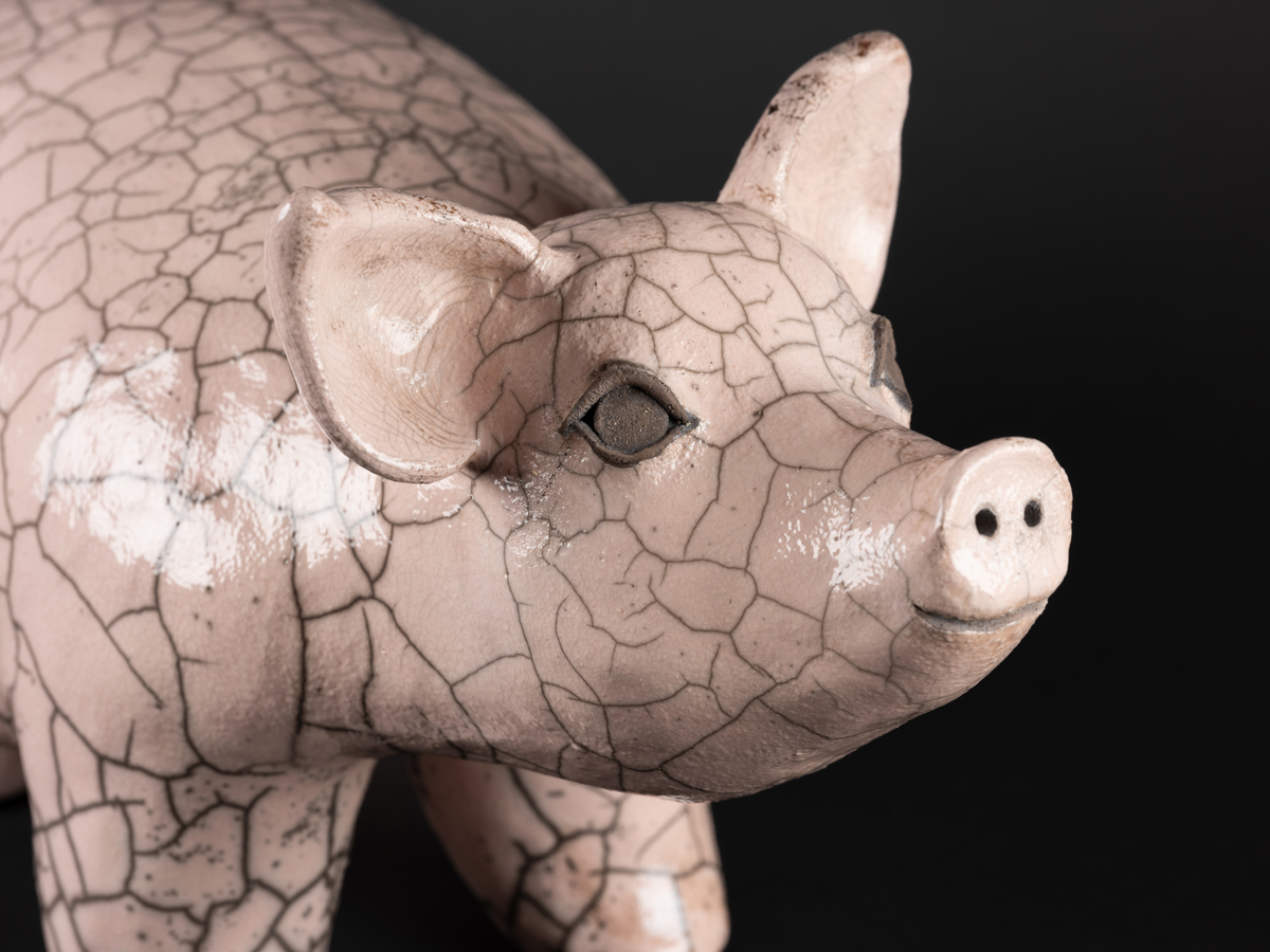Cochon modelé en grès, emaillé, cuisson raku.
