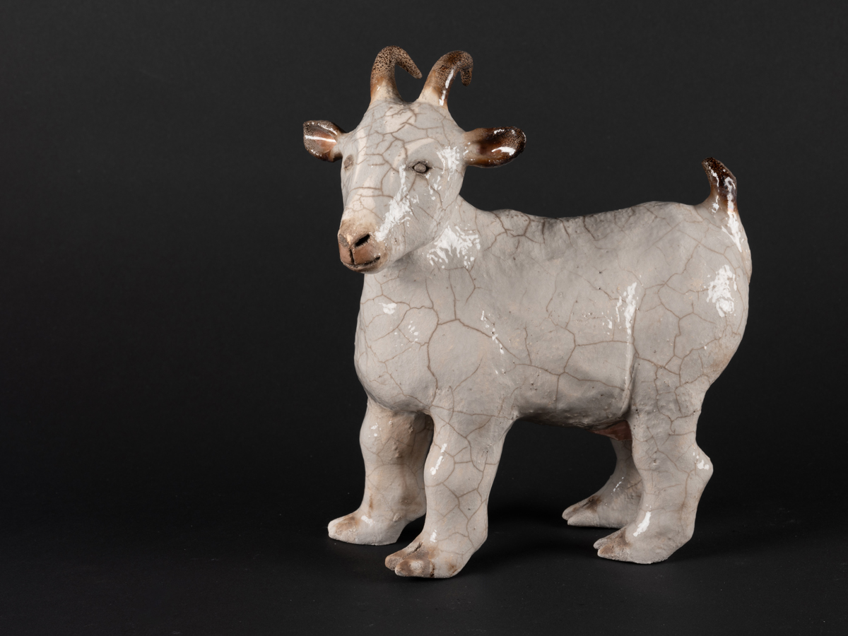 Chèvre modelée en grès, émaillée, cuisson raku.