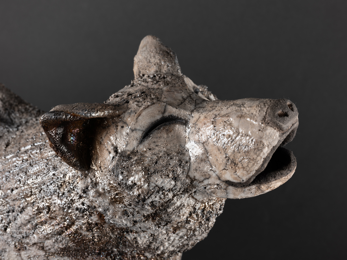 Loup modelé en grès, cuit au Raku.