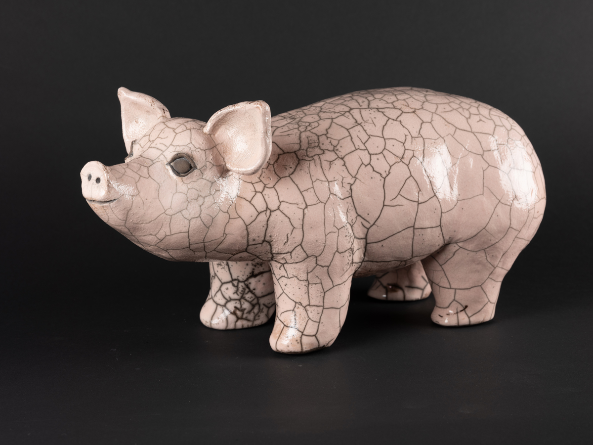 Cochon modelé en grès, emaillé, cuisson raku.