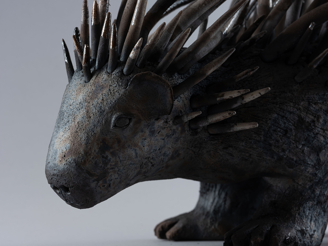 Animal modelé en grès cuisson Raku