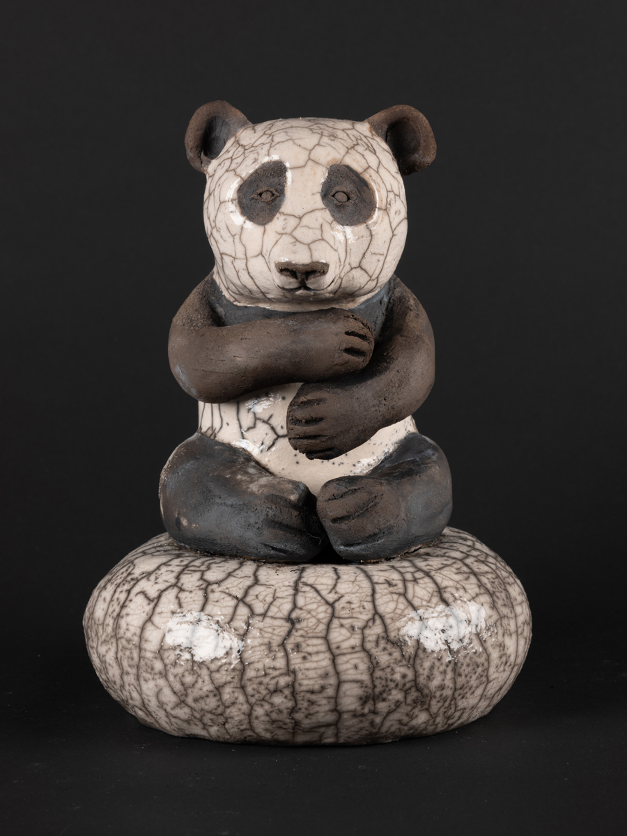 Panda sur demi boule, modelé en grès, émaillé, cuisson raku.
