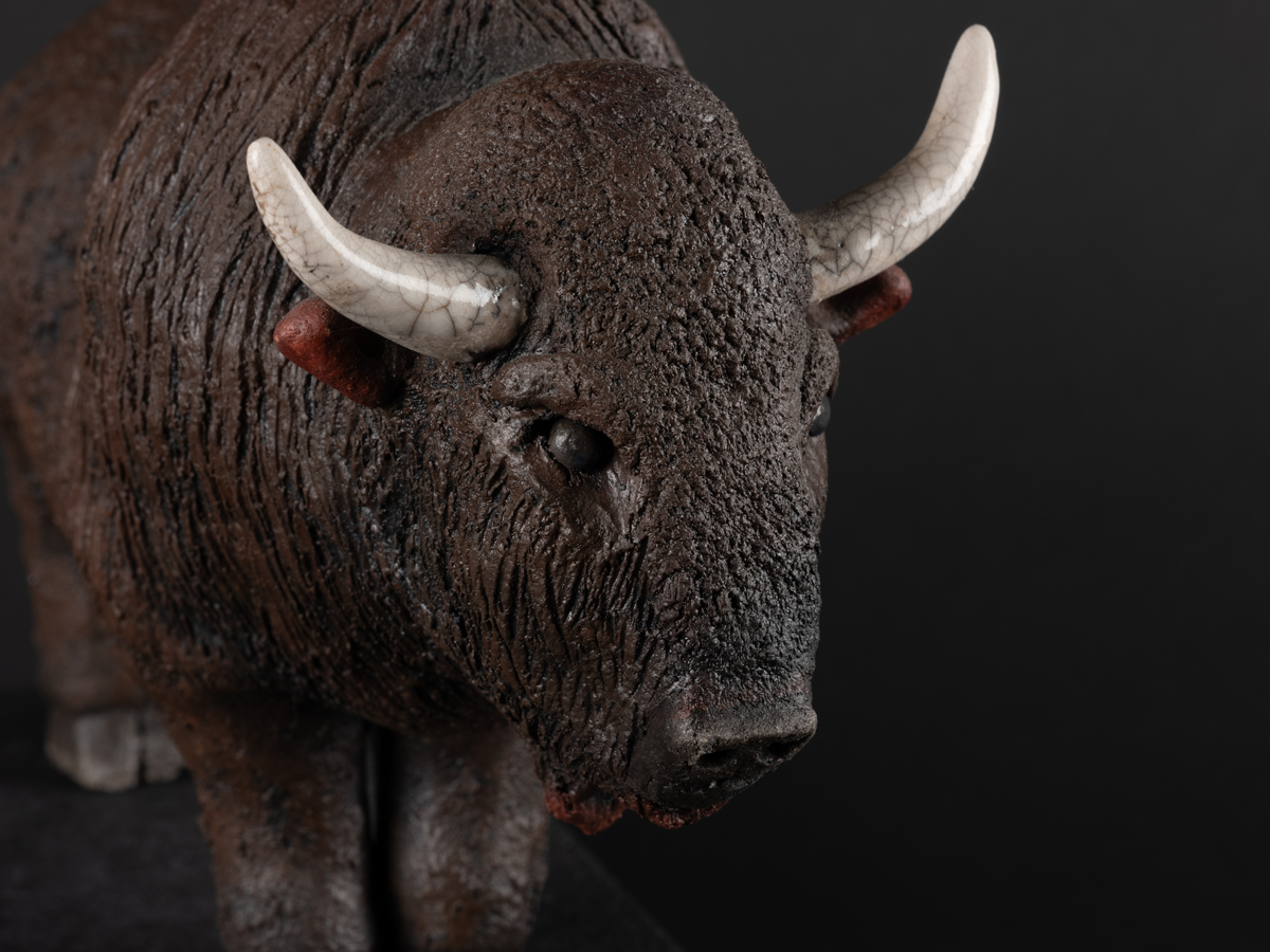 Bison modelé en grès, émaillé, cuisson raku. Socle en grès enfumé.