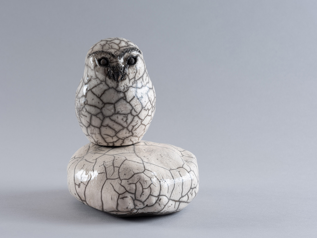 Chouette modelée en grès, cuite au Raku. Socle Raku.