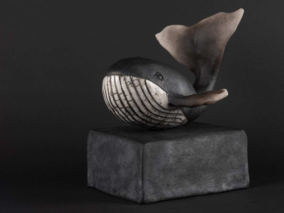 Baleine modelé en grès, émaillée, cuisson raku. Socle en grès enfumé.