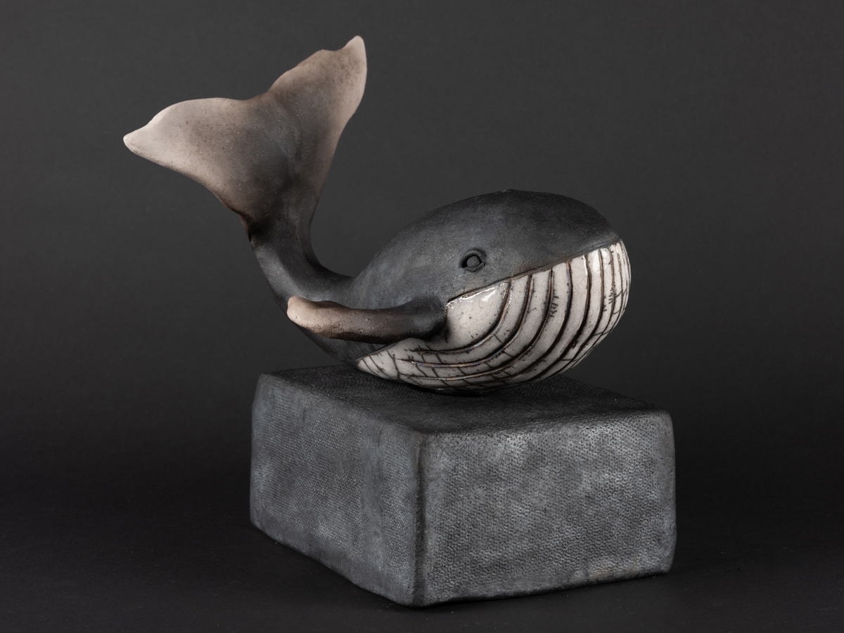 Baleine modelé en grès, émaillée, cuisson raku. Socle en grès enfumé.