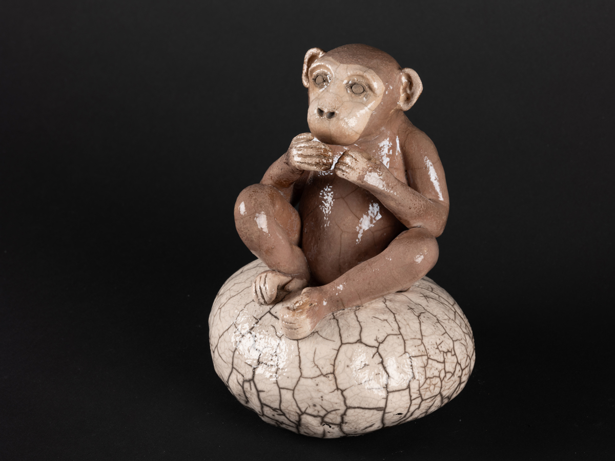 Singe sur boule, modelé en grès, émaillé, cuisson raku.