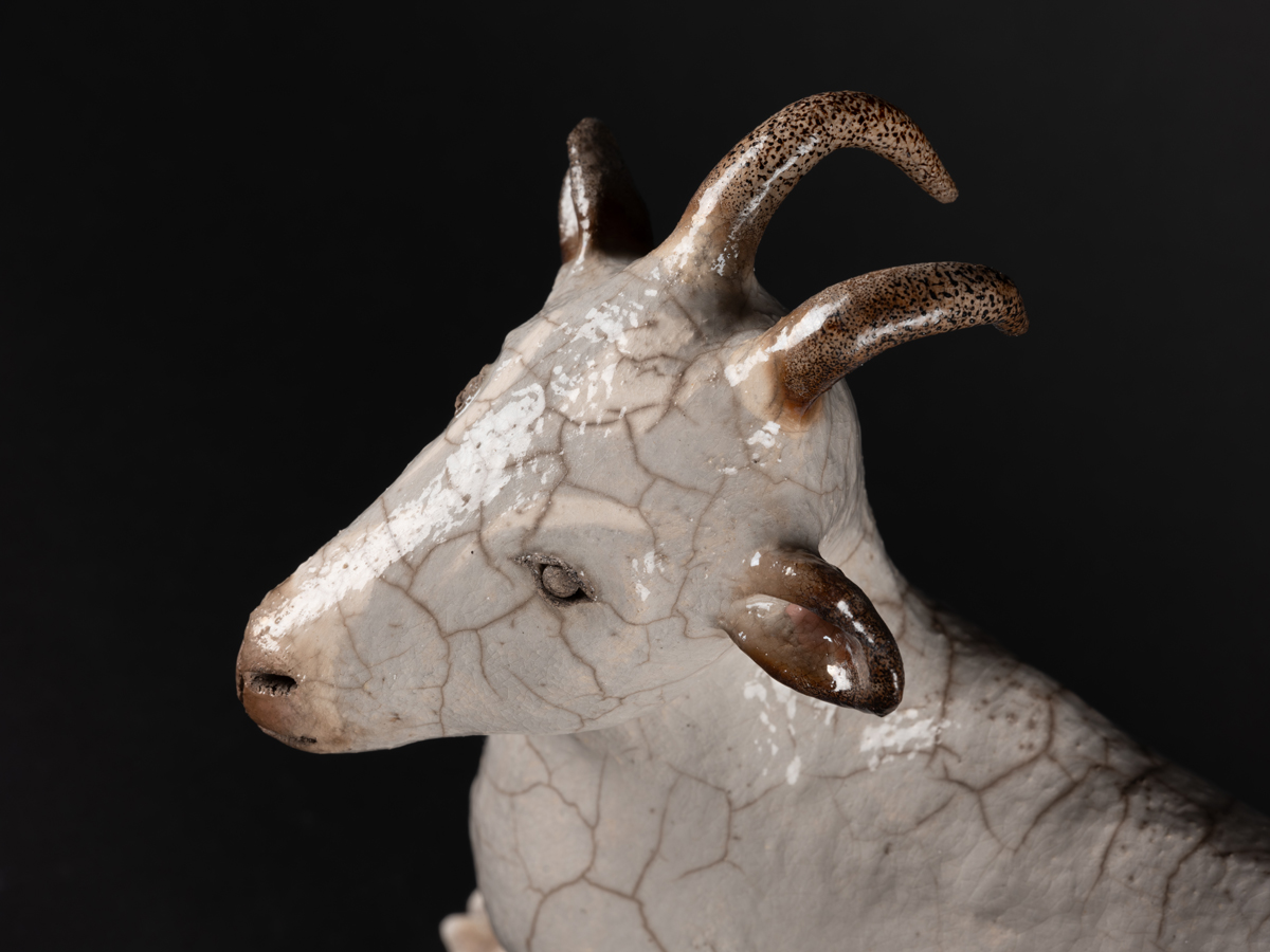 Chèvre modelée en grès, émaillée, cuisson raku.