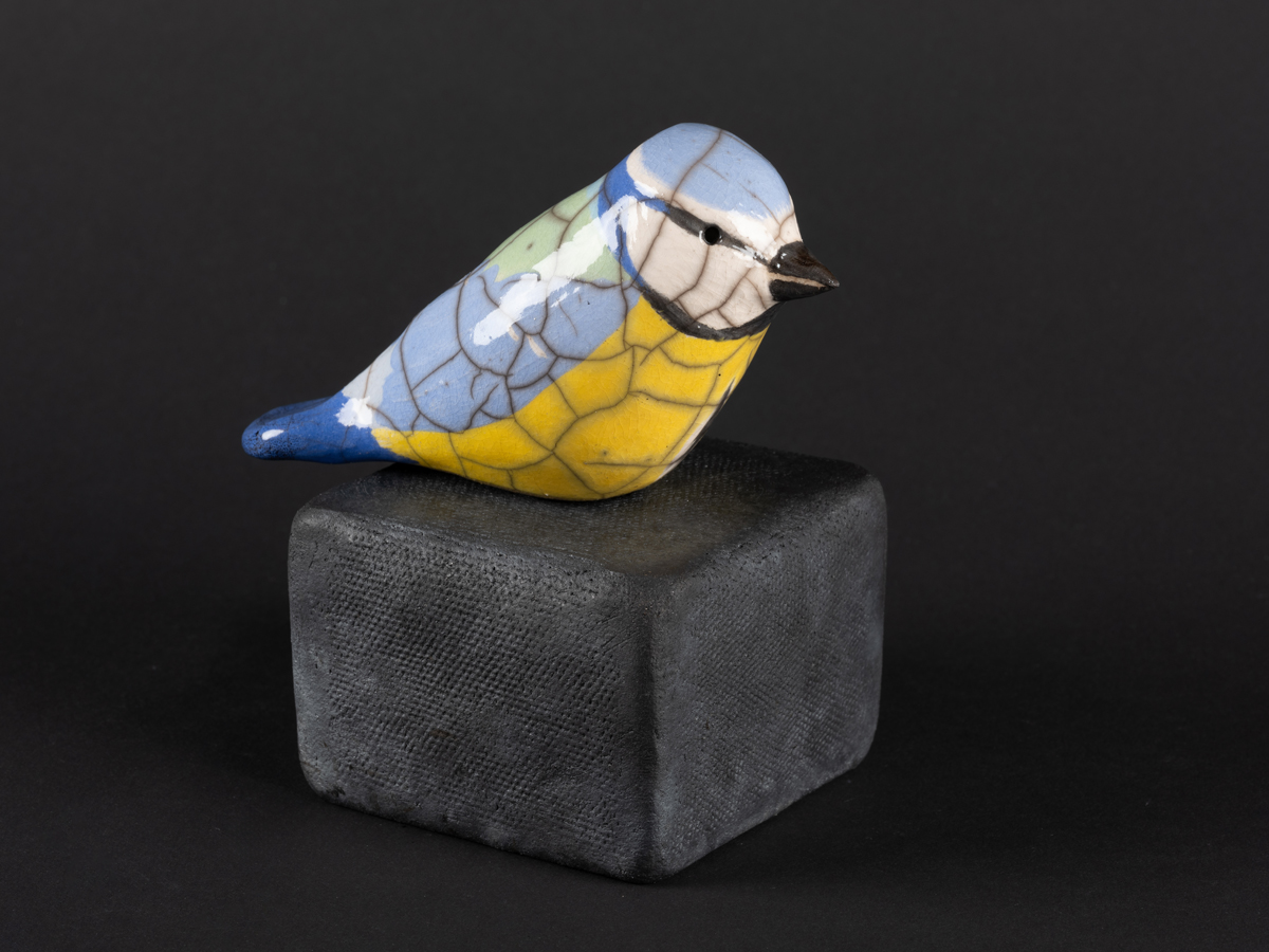 Mésange modelée en grès, émaillée, cuisson raku.